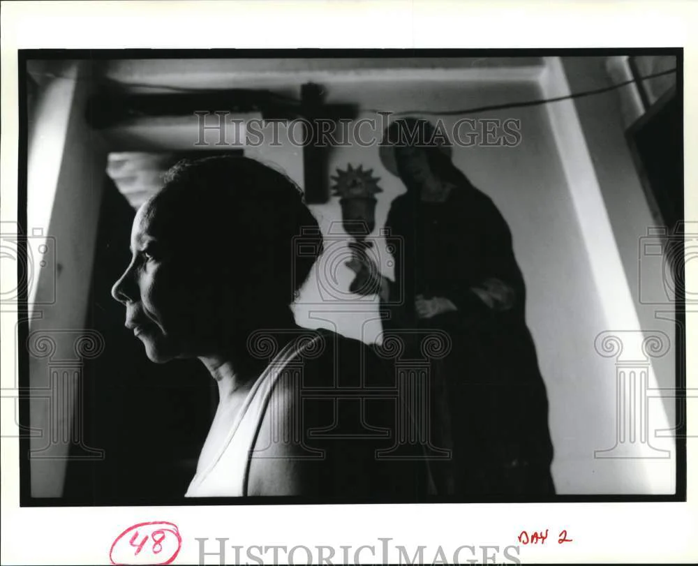 1995 Press Photo Madrina Maria Theresa Pimentel sit in her Havana home