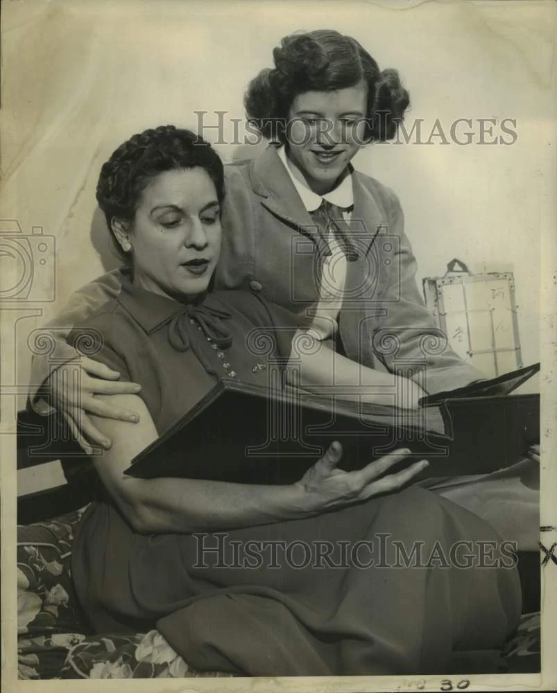 1951 Press Photo Commander H.W. Gilmore's widow and daughter Vernon Jeanne