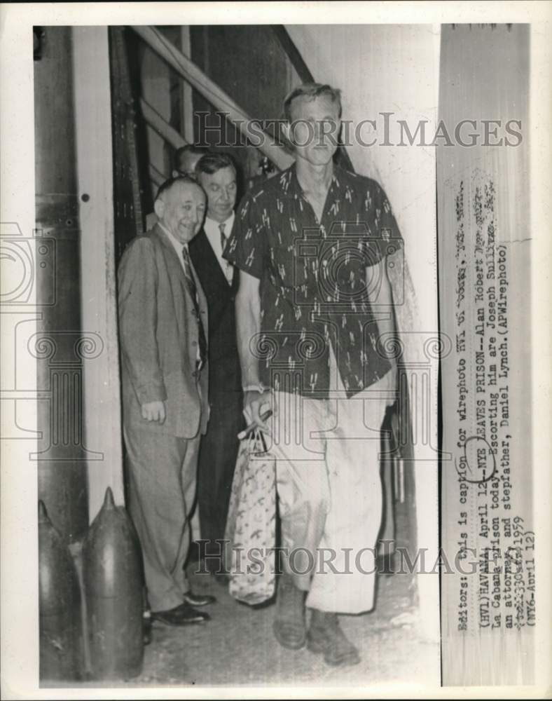 1959 Press Photo Alan Robert Nye leaves Cuba's La Cabana prison with attorney