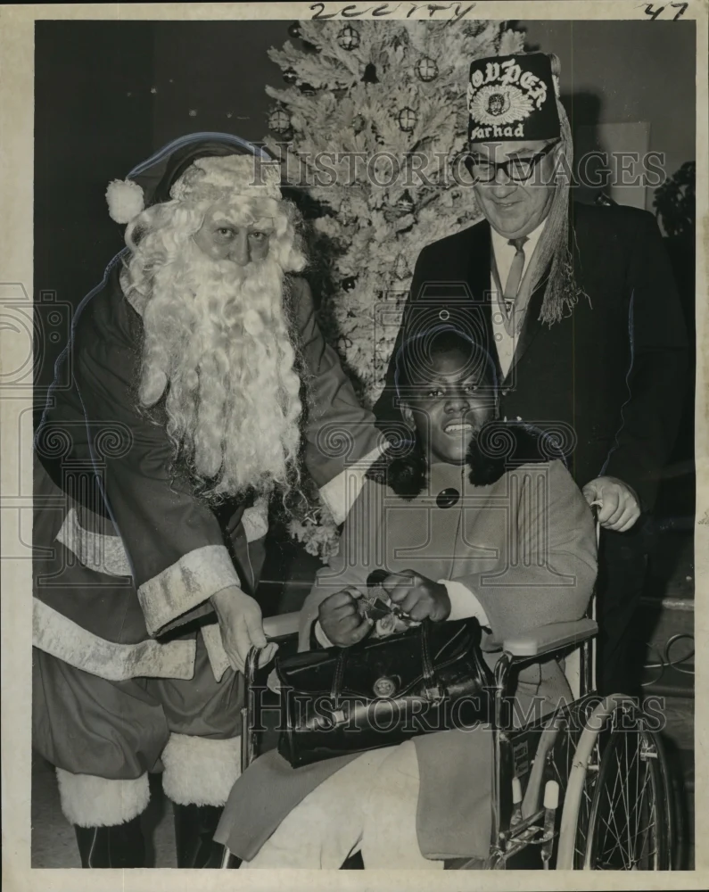 1967 Press Photo Bernadette Washington Gets a Wheelchair from Santa Claus