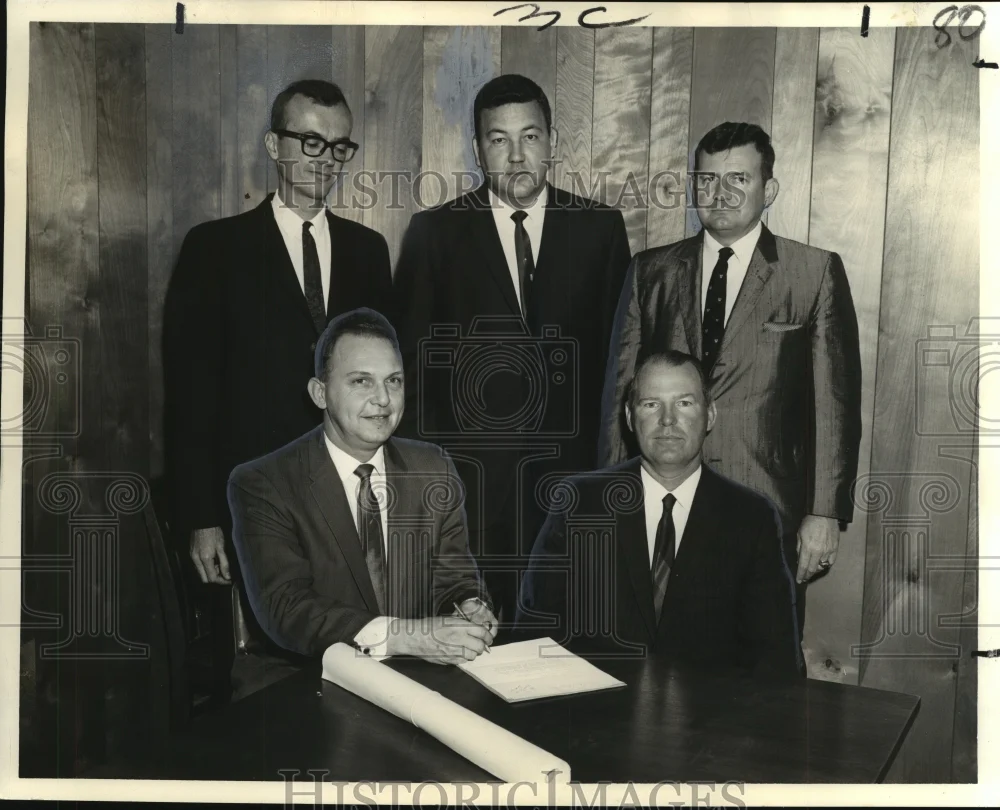 1967 Press Photo Contract signing for Merchants Bank building in Waveland