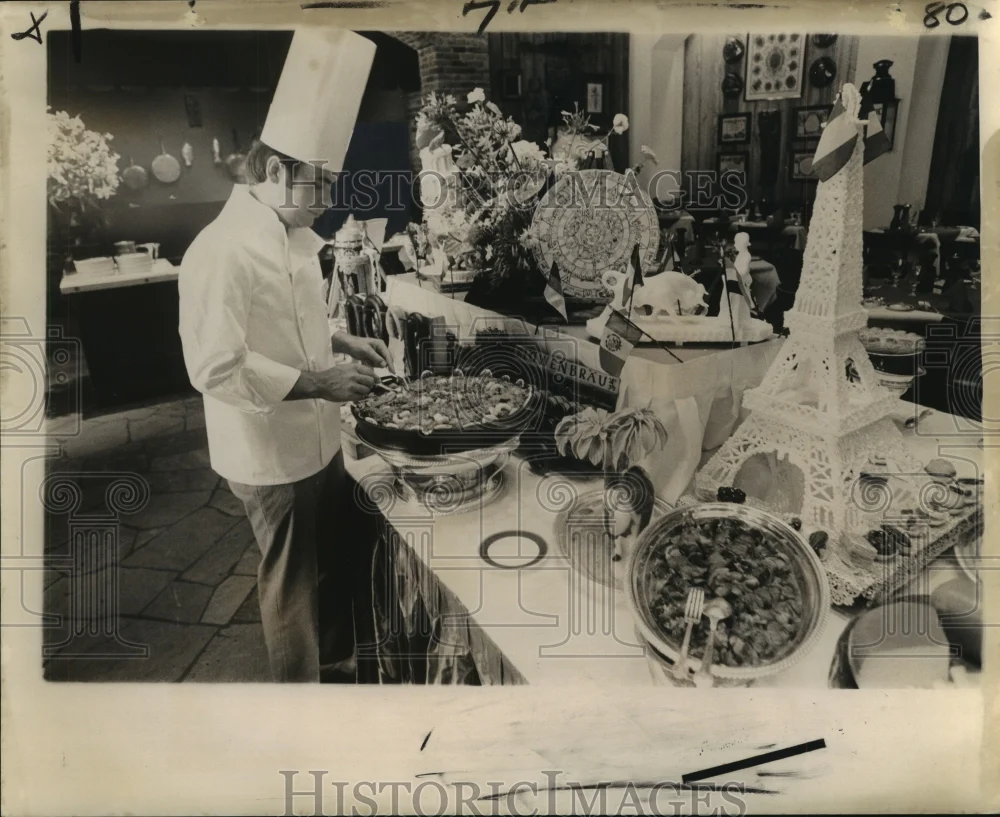 1973 Press Photo Luis Caner prepares paella for the buffet at Royal Orleans