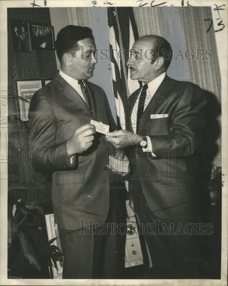 1969 Press Photo Mayor Victor H. Schiro buys first ticket to launch a fund drive