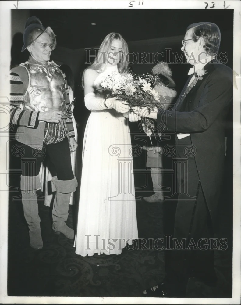 1973 Press Photo Flowers presented to Francoise Billion Richardson at Pendennis