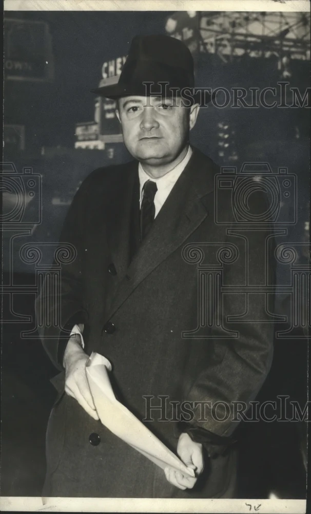 1942 Press Photo Author Carl Carmer Arriving at Southern Station - noo03376