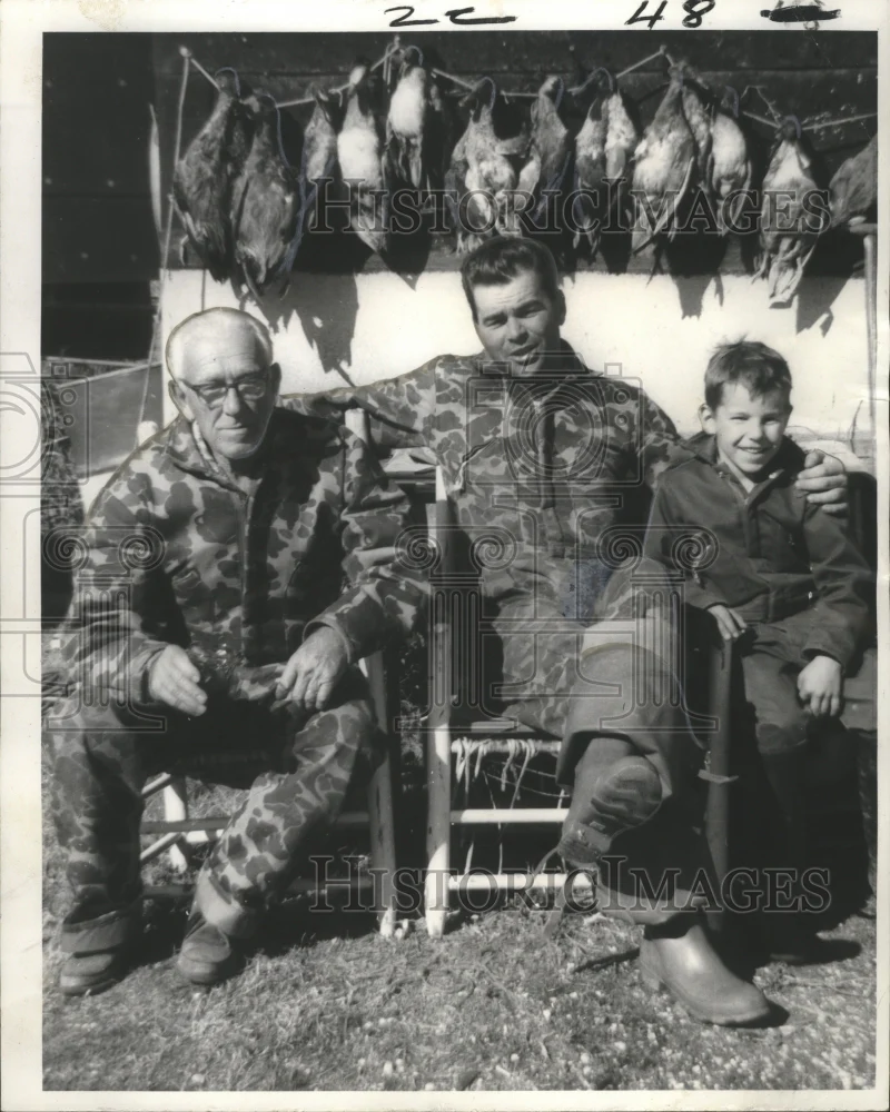 1970 Press Photo Duck Hunters Skinny Cadis, Son Carl & Grandson Chris