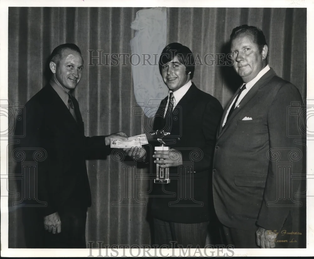 1971 Press Photo Ray A. LeCron, Independent Garage Owners of La., gives award