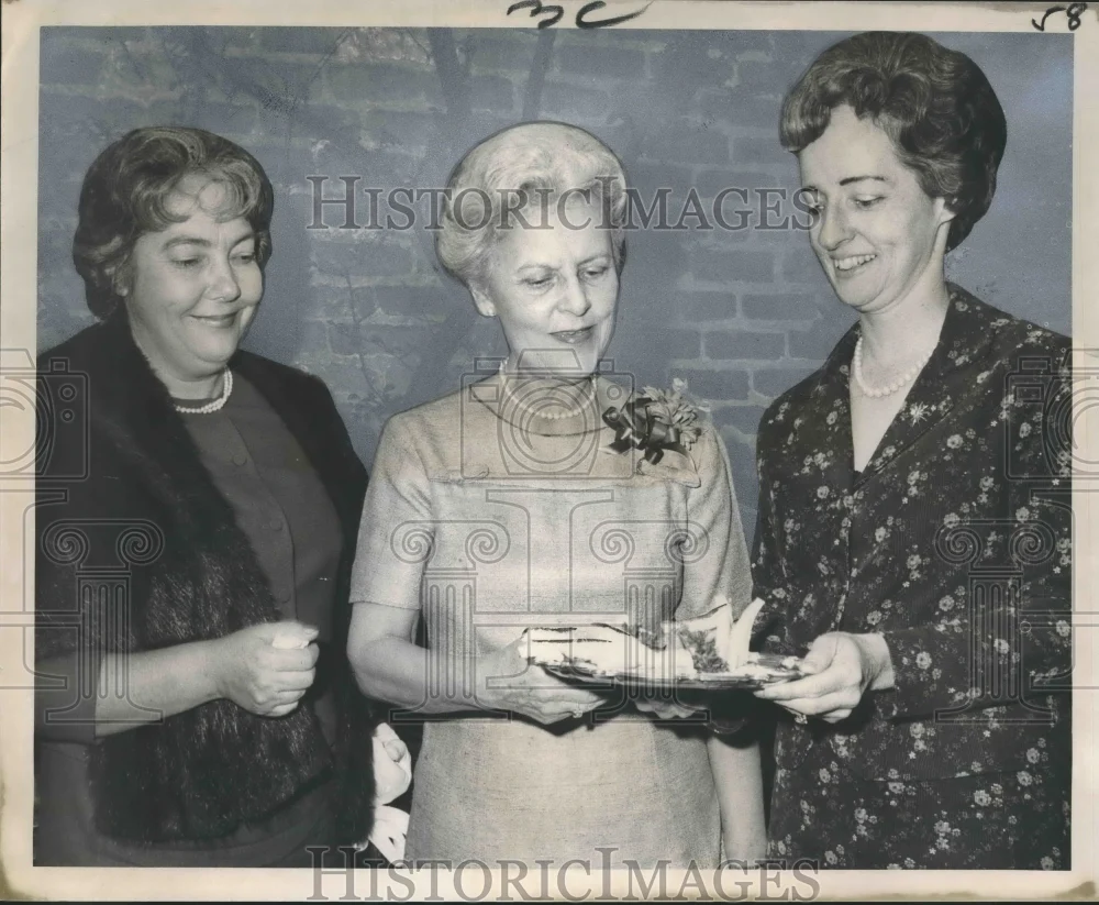 1967 Press Photo Annual Opening Reception of Le Petit Salon Attendees at Event