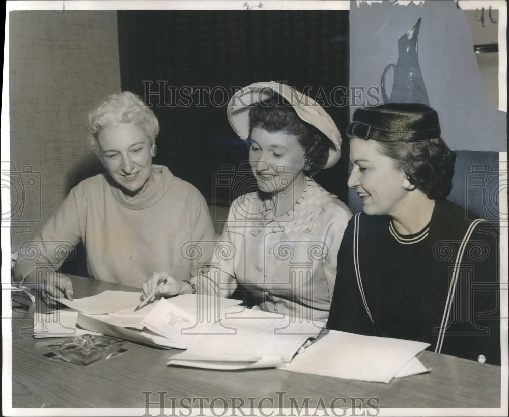 1958 Press Photo Women Plan Program for Petroleum Convention Wives, New Orleans