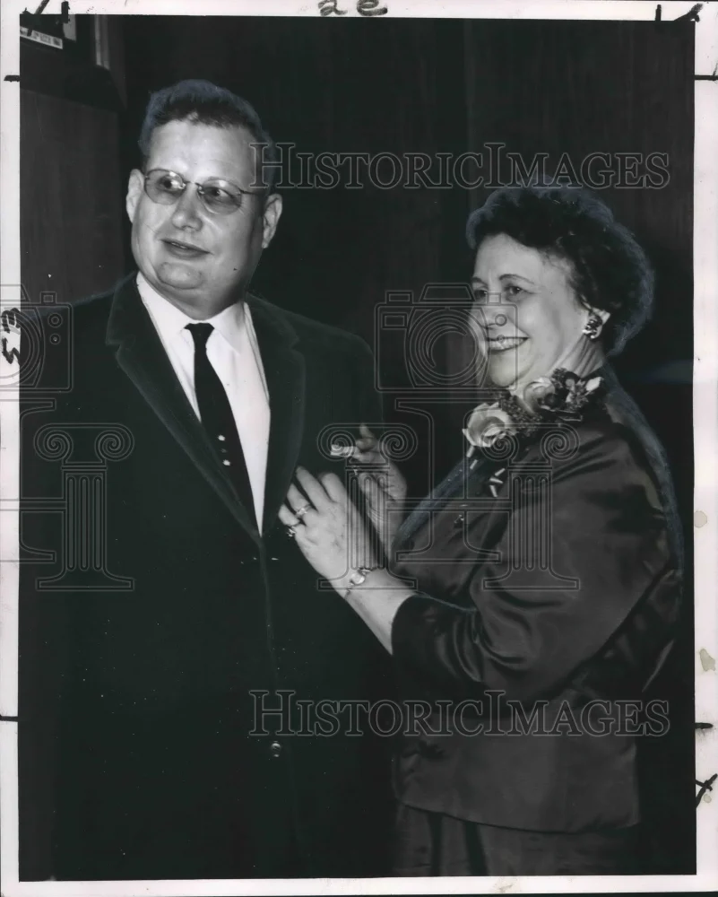 1961 Press Photo J.Wesley Chambers presented Order of Eastern Star pin from wife