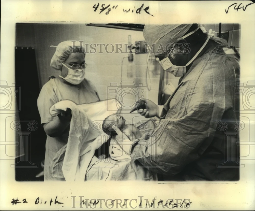 1976 Press Photo Doctor Adminsters Silver Nitrate Eyedrops to Newborn Baby