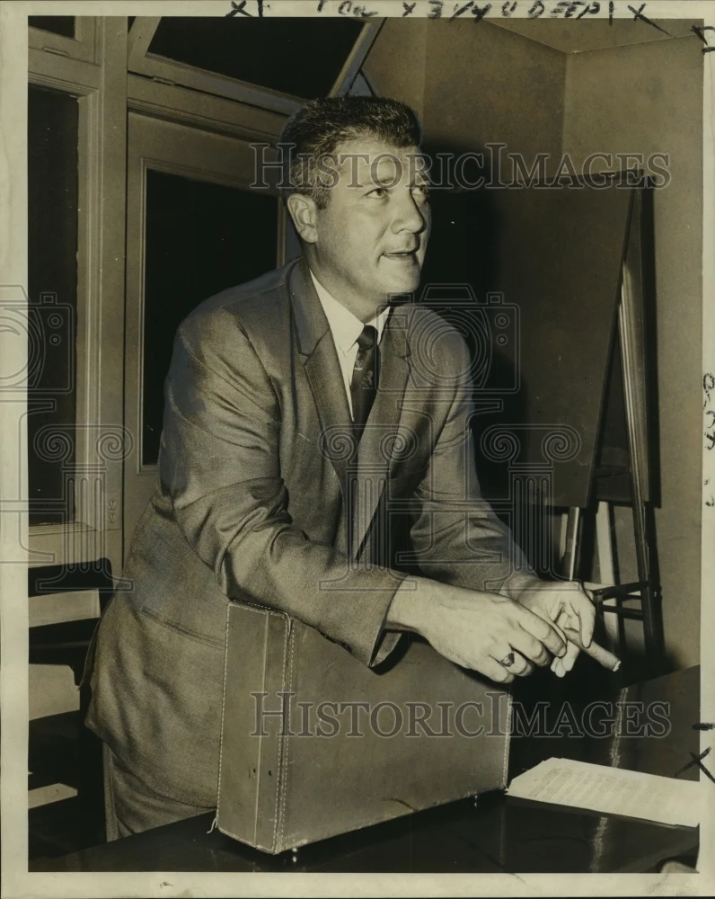 1969 Press Photo Orleans Parish public schools superintendent Dr. Alton Cowan