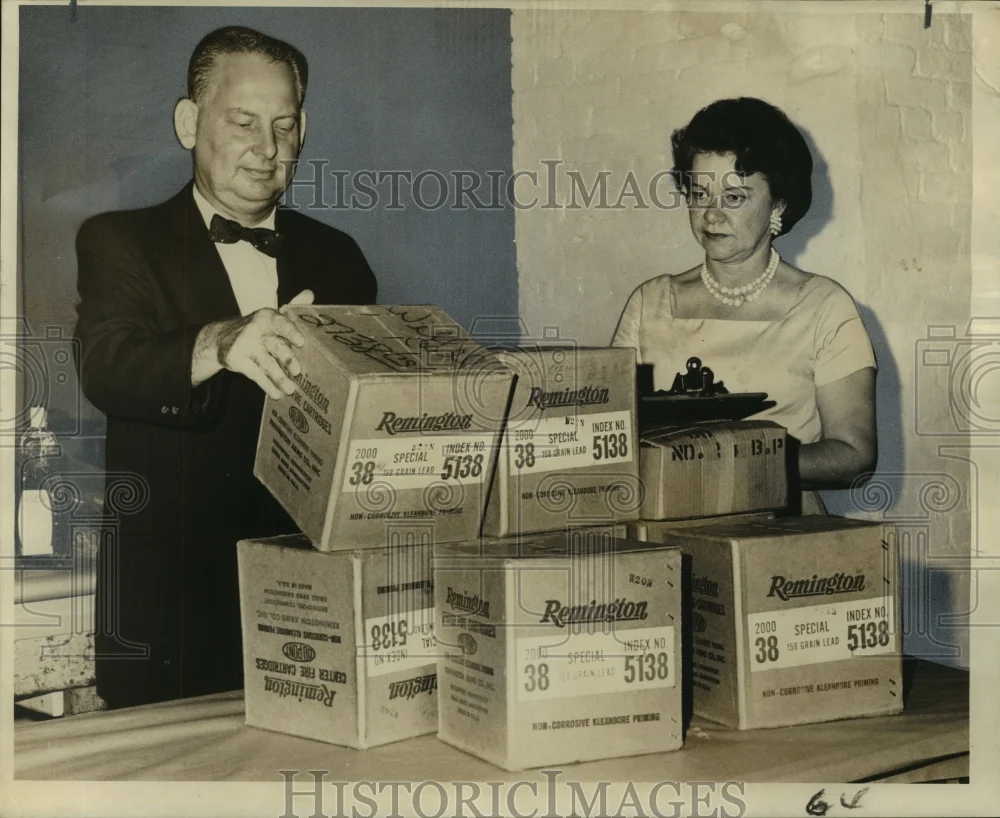 1961 Press Photo U.S. customs agents inspect boxes of seized ammunition rounds