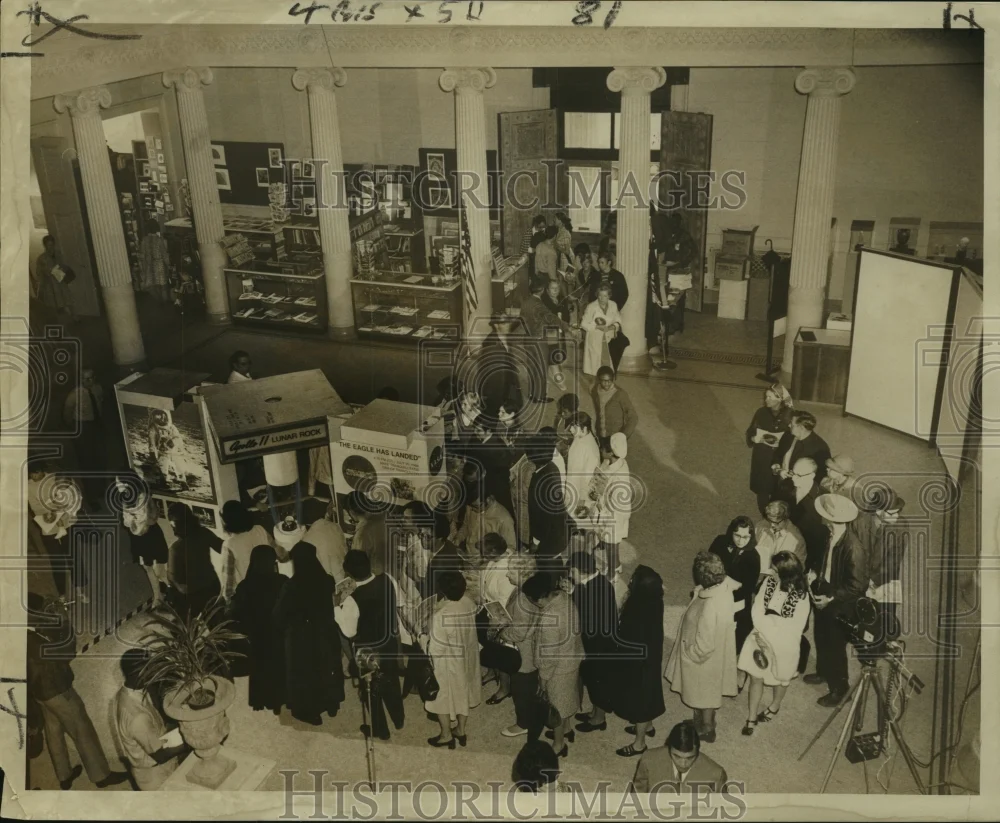 1970 Press Photo Visitors line up in Delgado Museum to view Moon Rock display