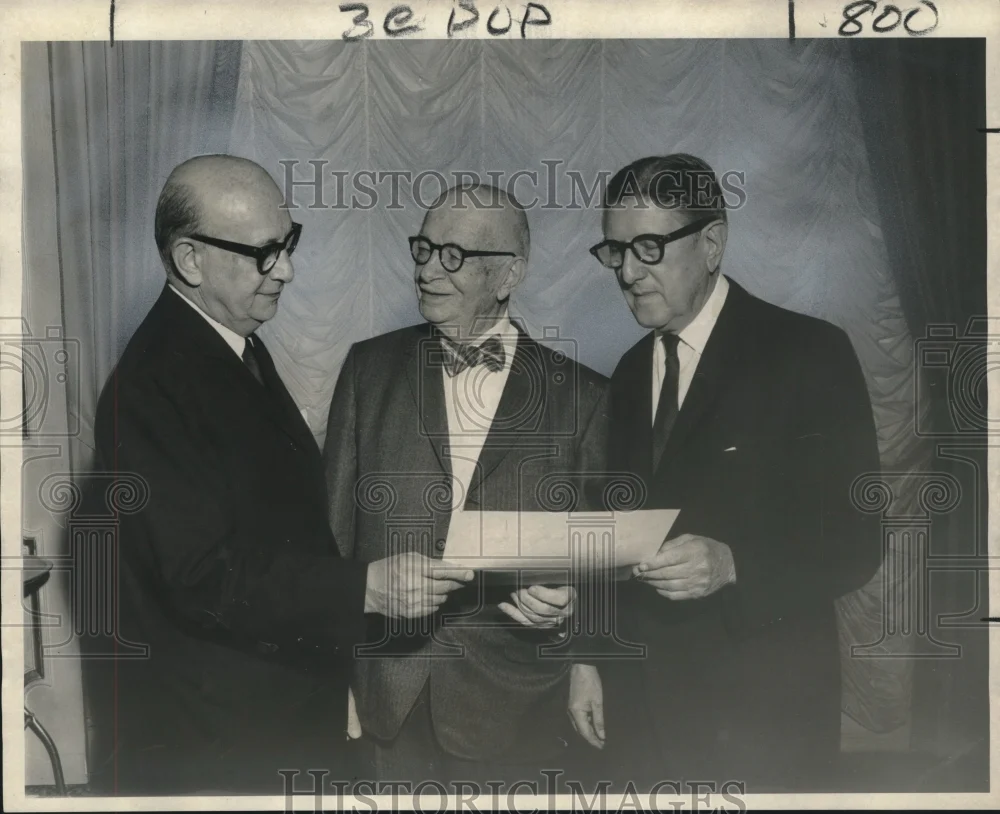 1971 Press Photo Notaries Association of New Orleans honors 50-year members
