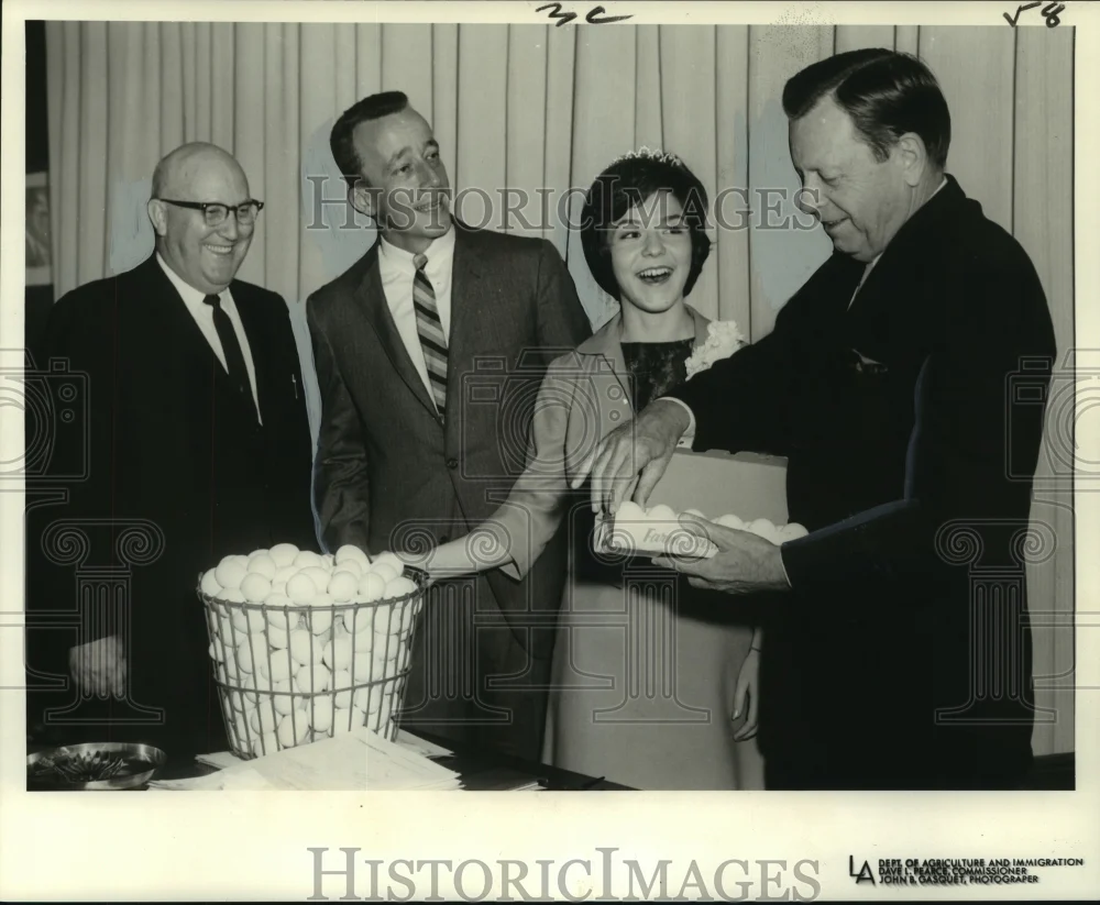 1964 Press Photo Louisiana Egg Council's Dan Durham, company give Gov.Davis eggs