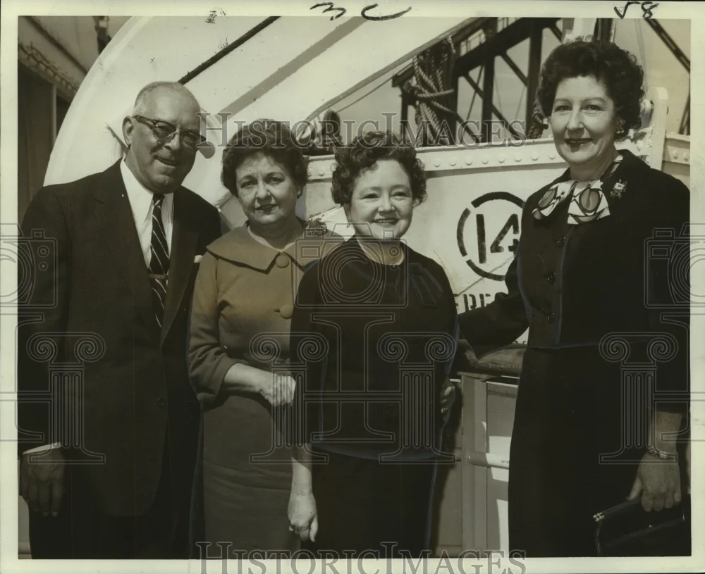 1962 Press Photo Mr. & Mrs. Gaston J.Dureau, company aboard S.S. Independence