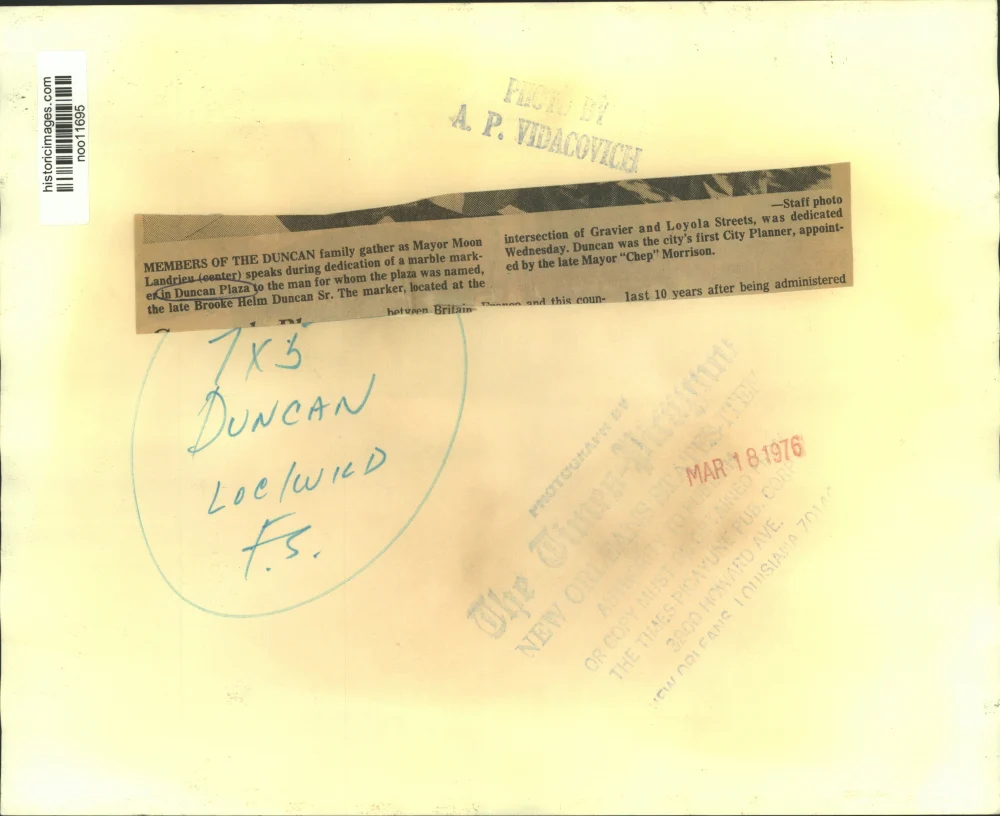 1976 Press Photo Duncan Plaza - Moon Landrieu and Duncan Family at Dedication - Image 2