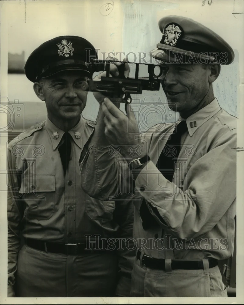 1952 Press Photo United States Navy-J.L. Parlette, E.J. Diering with Statimeter