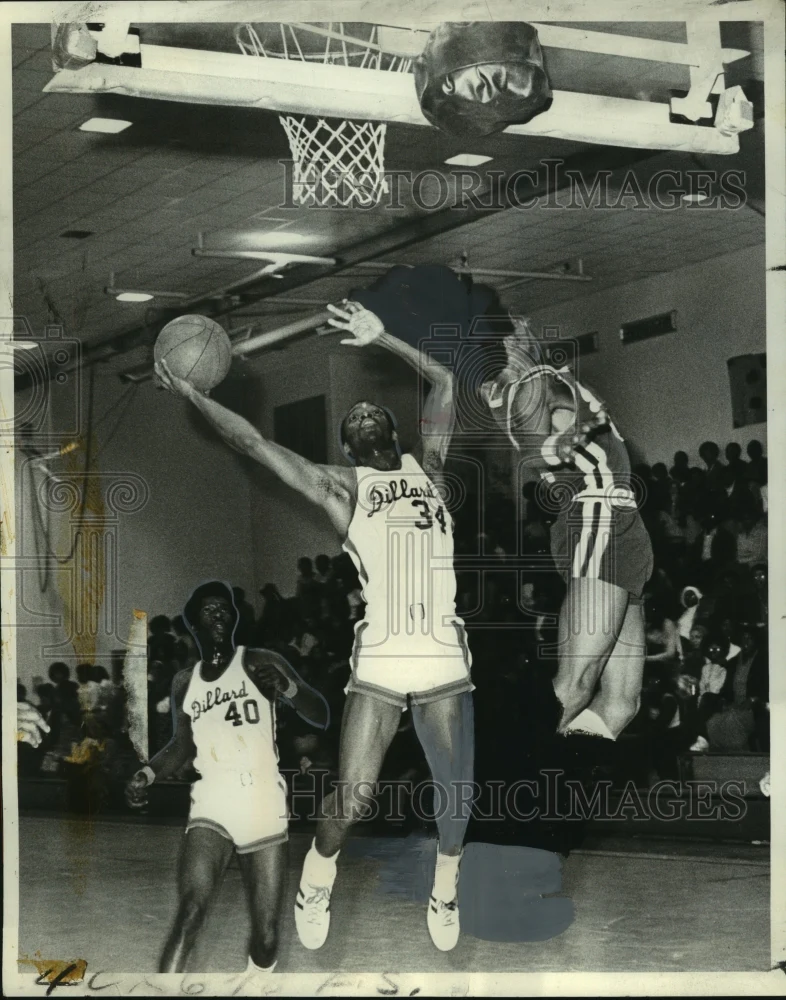 1974 Press Photo Dillard's Bertrand Dupont makes a rebound during game