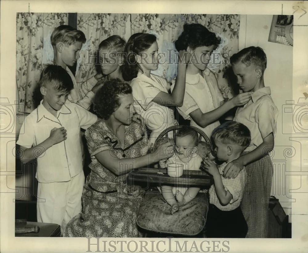 1950 Press Photo Mrs. Victor Dusang With Eight of Her Twelve Children