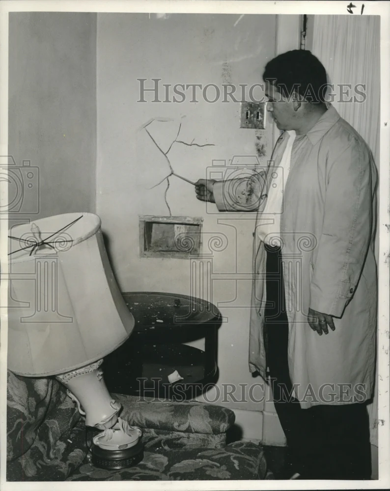 1968 Press Photo Fire Inspector Troy Engolia inspects Eugene S. Reynolds home