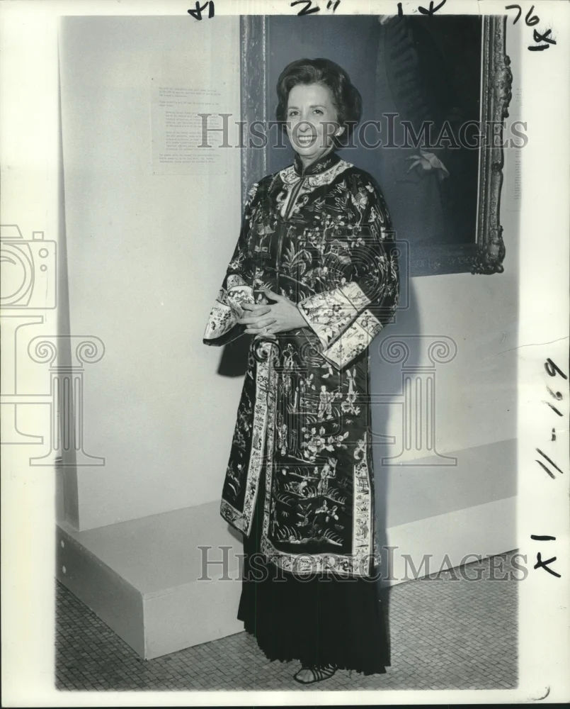 1976 Press Photo Mrs. Stuart Farber at Zenga & Nanga collection of Japanese Art