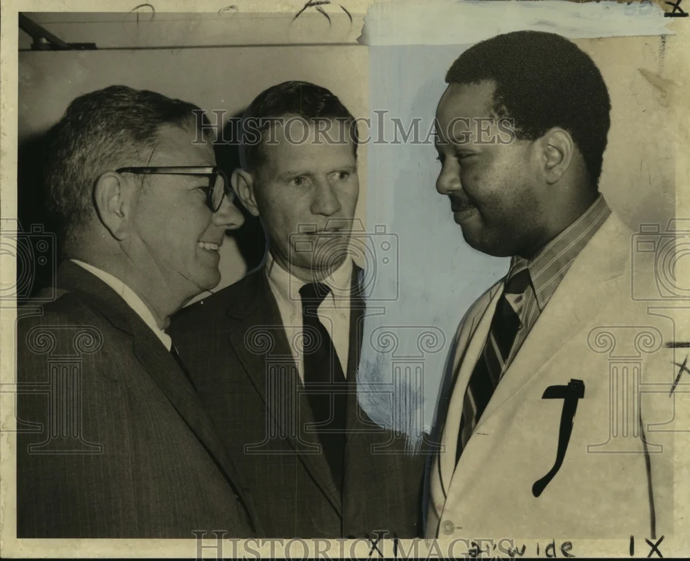 1970 Press Photo Youth Opportunity Program Receives Contribution, New Orleans
