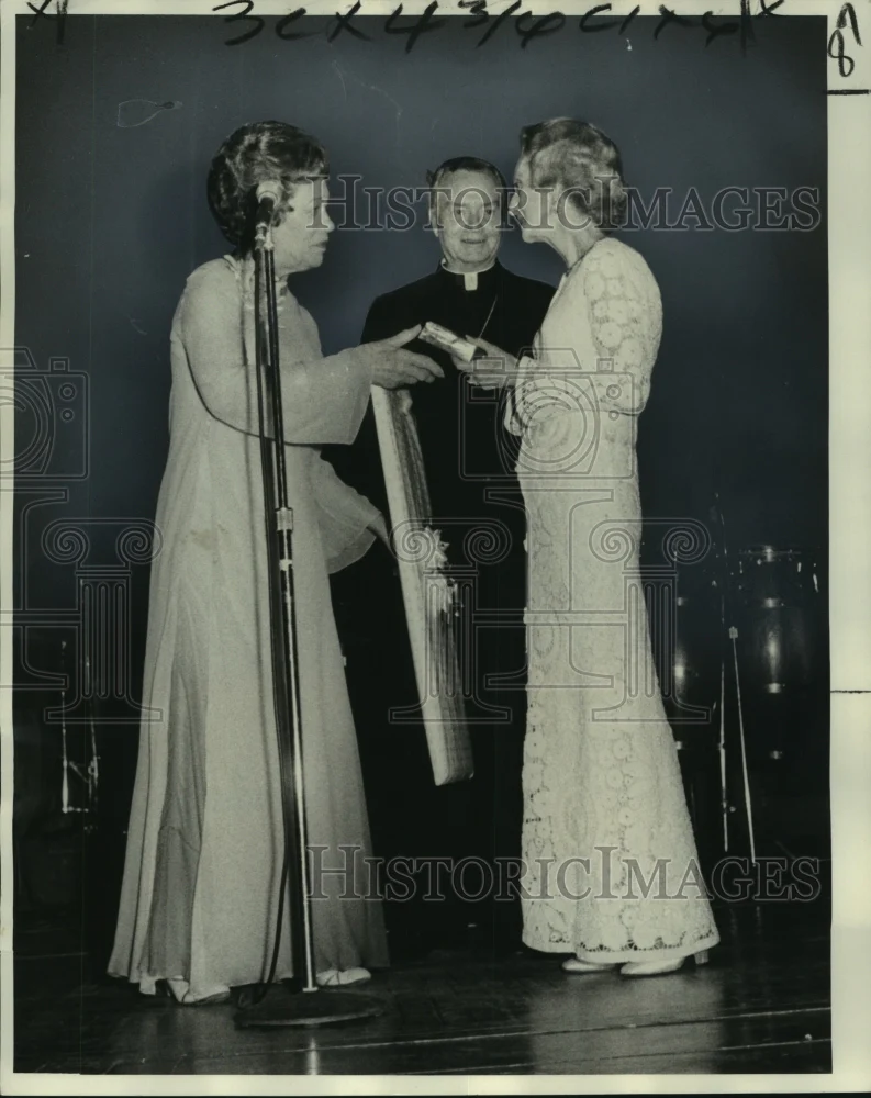 1975 Press Photo Arts Patron Muriel Frances Honored at New Orleans Benefit
