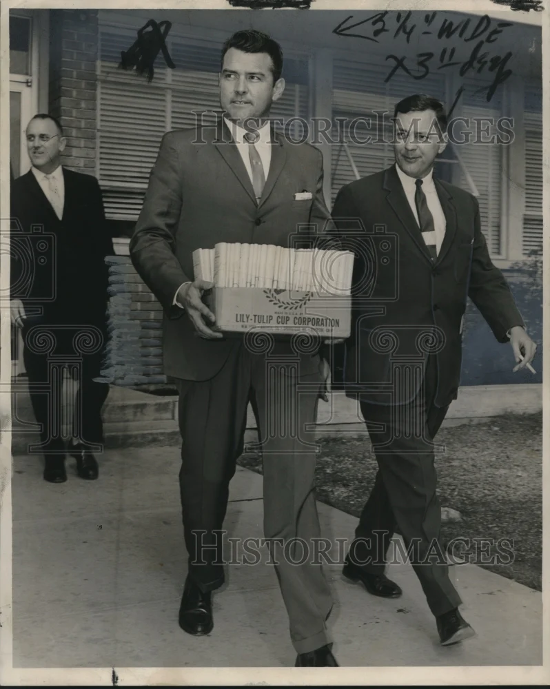 1964 Press Photo Detective Robert Frey & others remove records from court