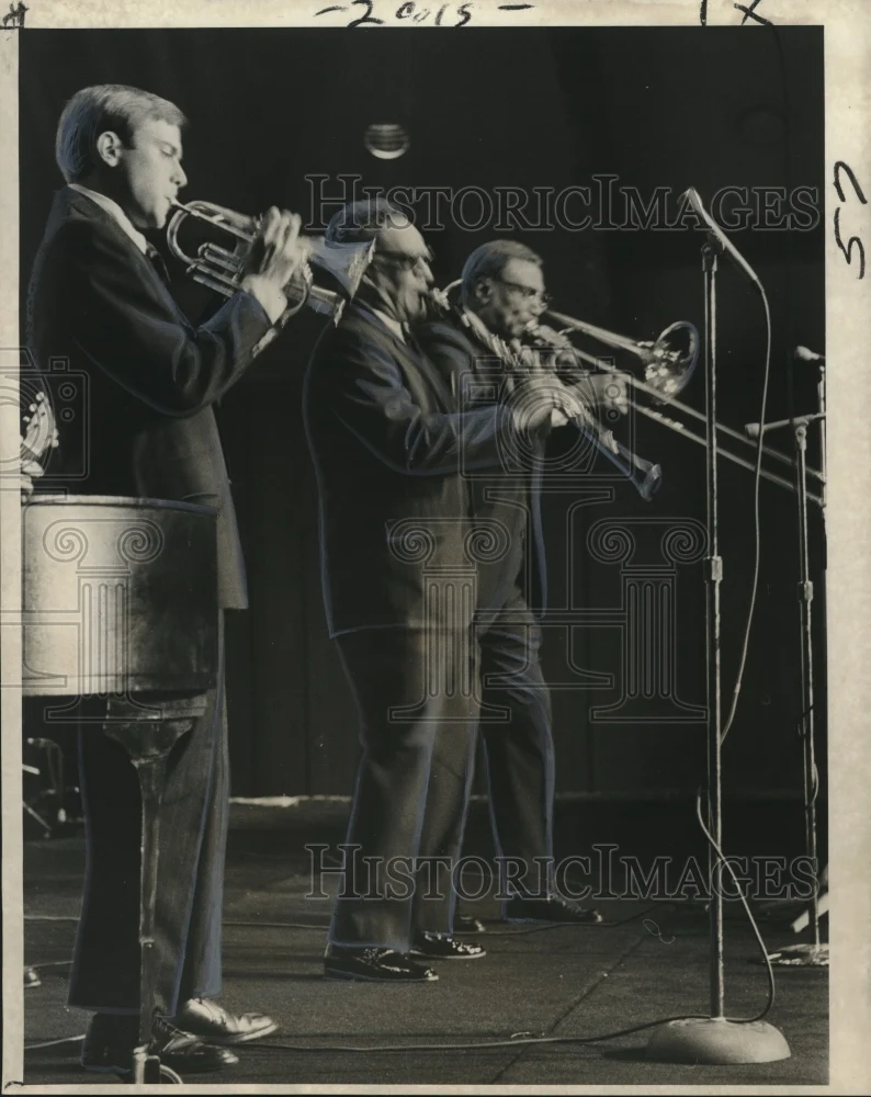 1972 Press Photo New Orleans Jazz & Heritage Festival with George Finola