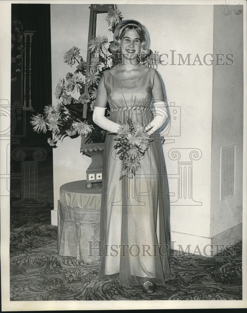 1966 Press Photo Debutante Deborah Ann Flowers at Thanksgiving Eve tea dance