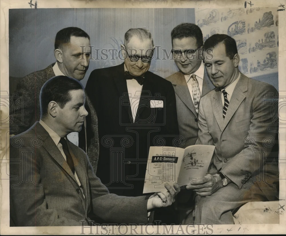 1959 Press Photo New Orleans Graduate Medical Assembly Participants Confer