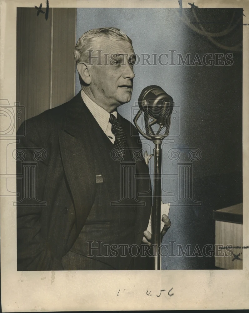 1953 Press Photo Robert L. Garner Speaking at Microphone - noo20353