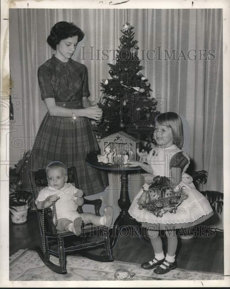 1959 Press Photo Brenda Gooch, Deirdra & William Sherar Trim Christmas Tree