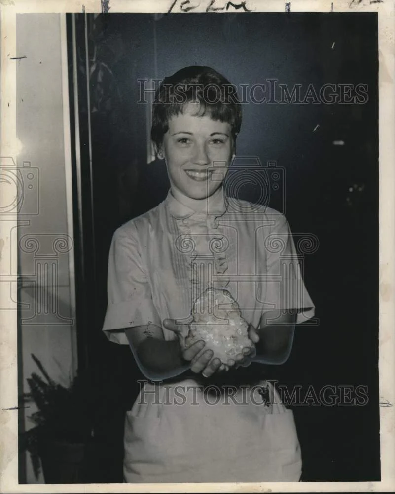 1960 Press Photo New Orleans-Mrs. Joyce Edwards holds a handful of hail