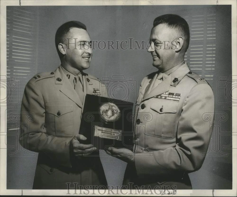1959 Press Photo Captain E.B. Hart, USMC, receives recruiting award - noo25390
