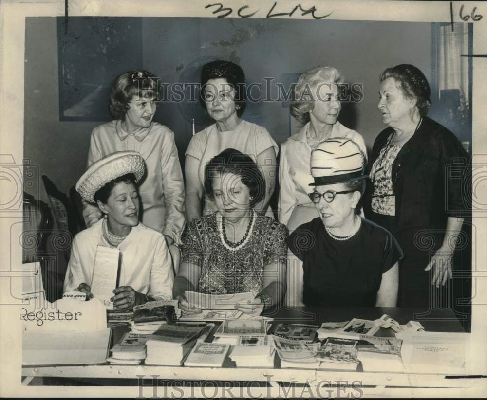 1965 Press Photo Mrs. Shelton P. Hubbard & Volunteers Spring Fiesta headquarters
