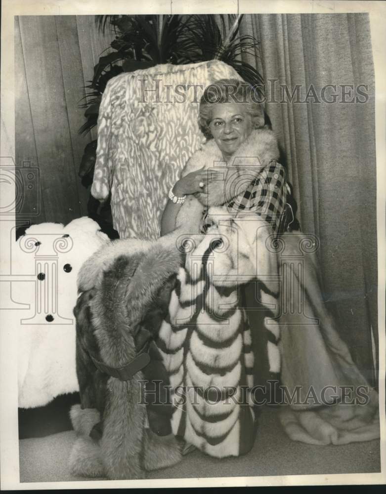 1969 Press Photo Miss Lillian Jaffe with her fur collection - noo31785