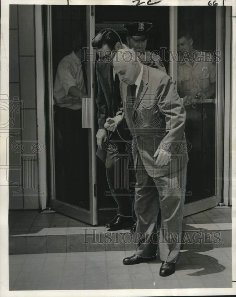 1966 Press Photo Albert Jarkin helped out of police headquarters - noo31975