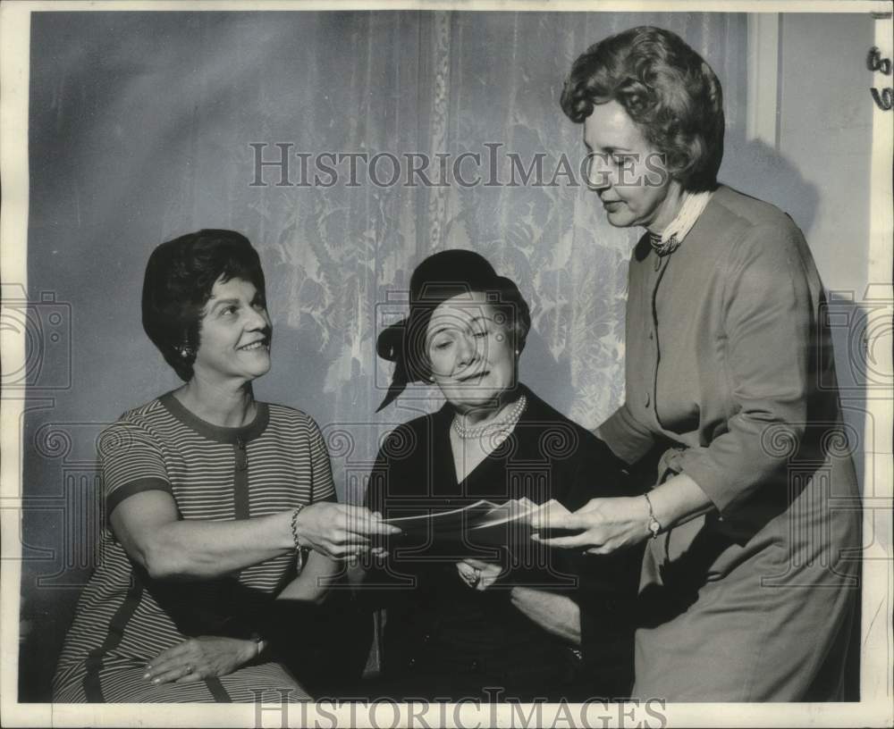 1971 Press Photo Orleans Opera's Women Guild and its Opera Fund Drive Division