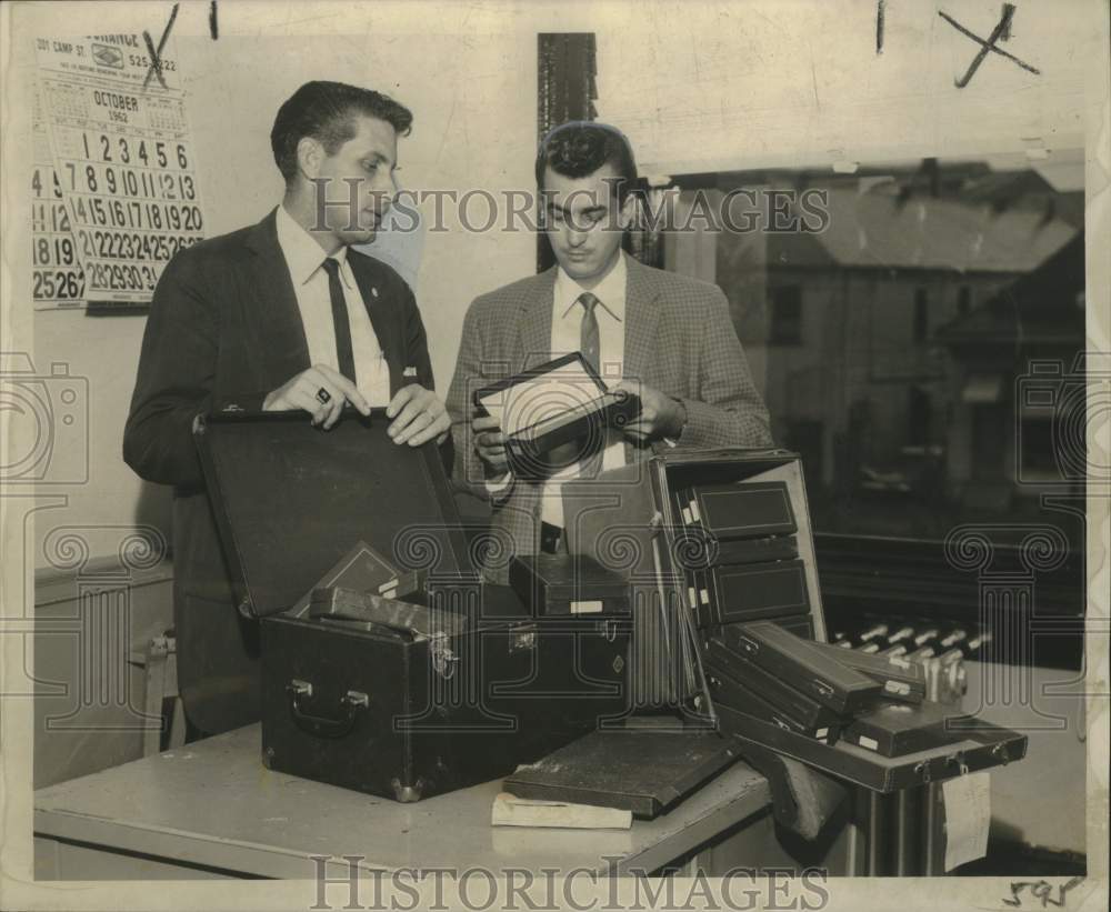 1962 Press Photo Detectives James Miller & Richard Hunter with seized jewelries