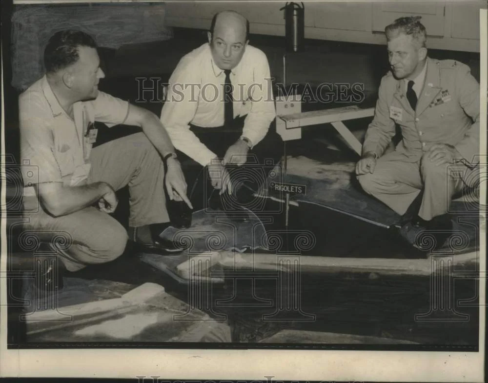 1961 Press Photo Officials Inspect Model of Hurricane Barrie Control Structure
