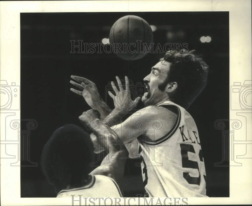 1979 Press Photo Basketball Player Rich Kelley Grabs for Ball - noo34337