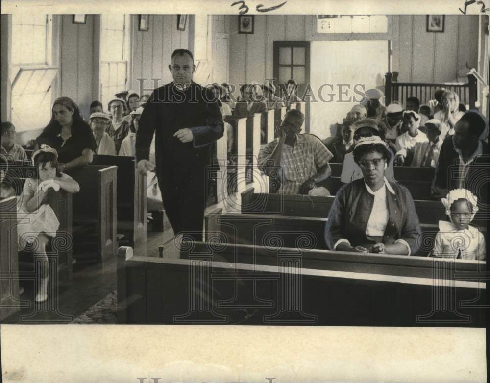 1958 Press Photo Easter Sunday service, St Cecilia Catholic mission, Jesuit Bend