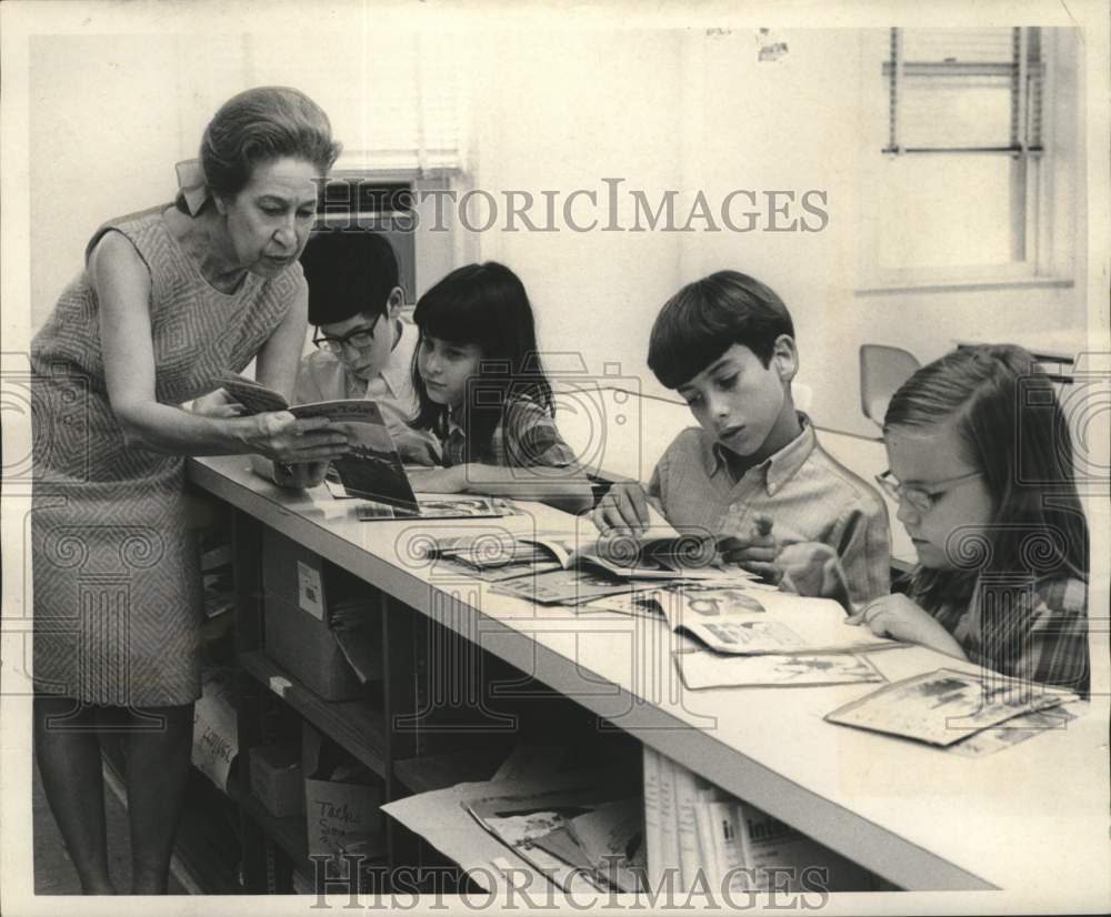 1969 Press Photo Dr. Gaither M'Connell addresses reading problems in children