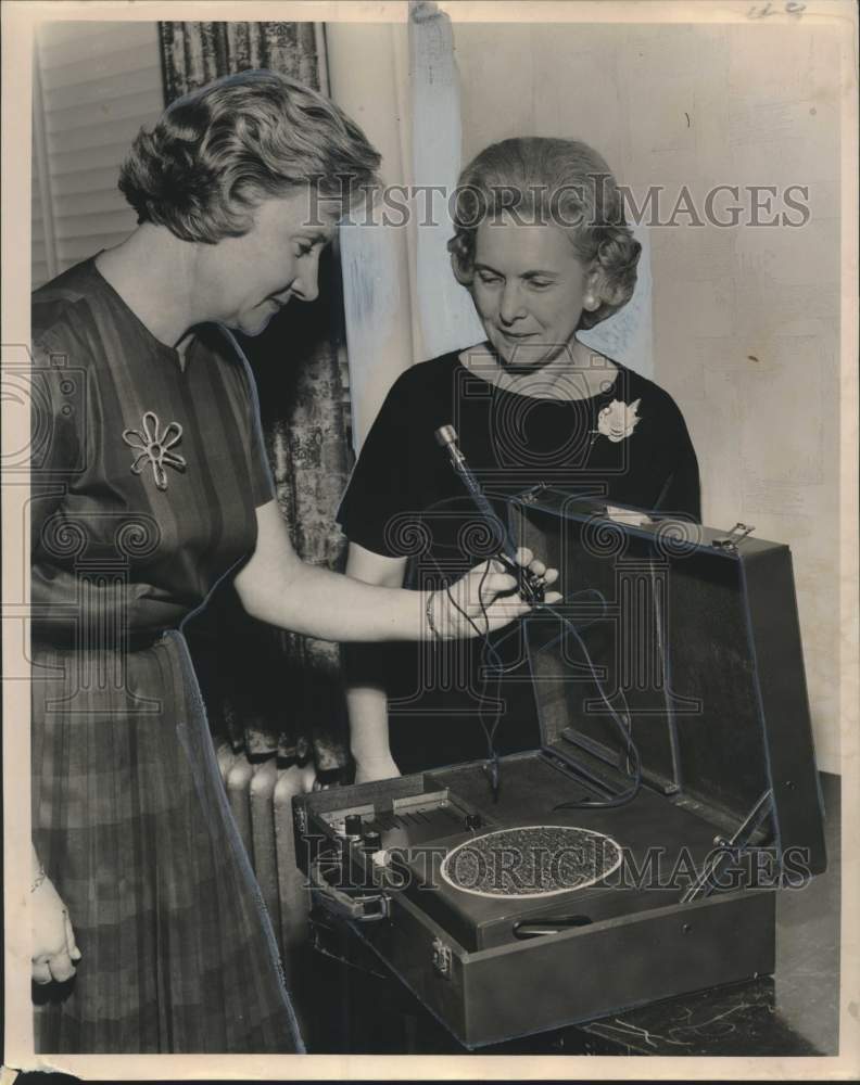 1964 Press Photo Mrs. Stuart Ellis & Mrs. Edwin W. Herbst- Sara Mayor Hospital