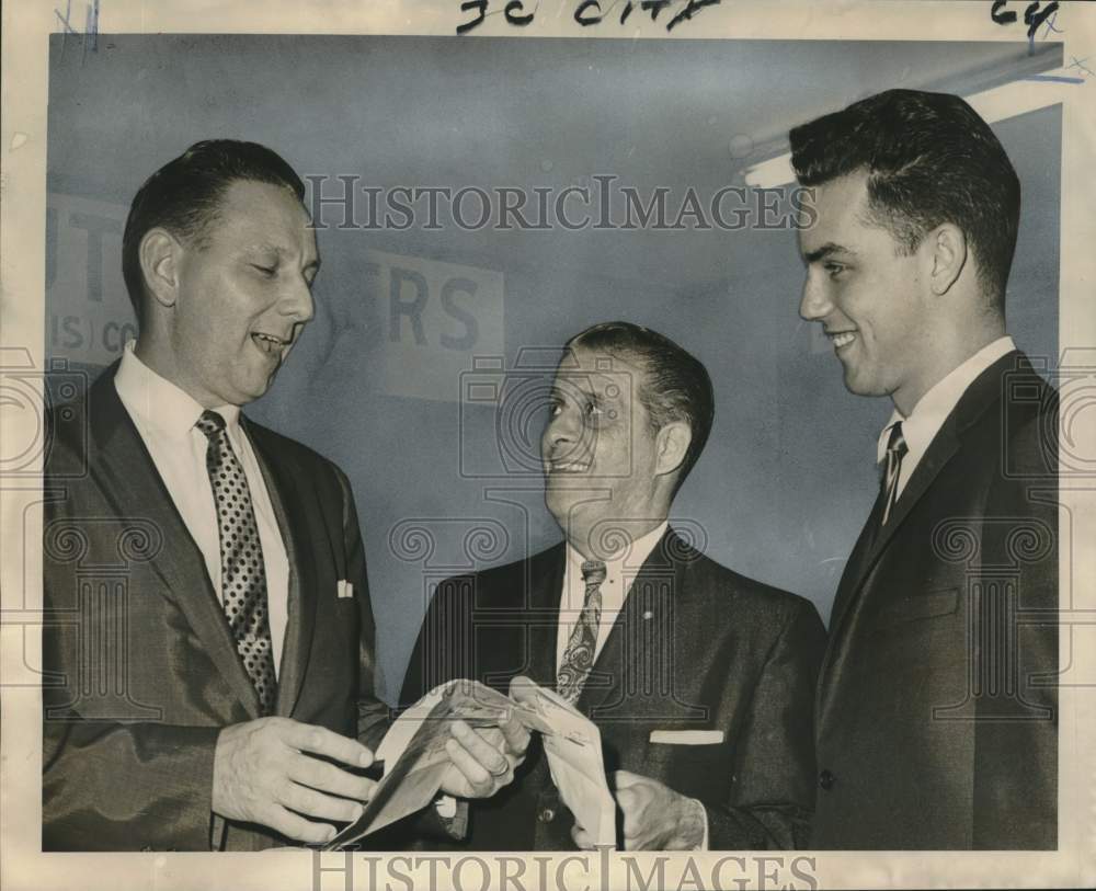 1967 Press Photo Young Men's Business Club of New Orleans gives award to police