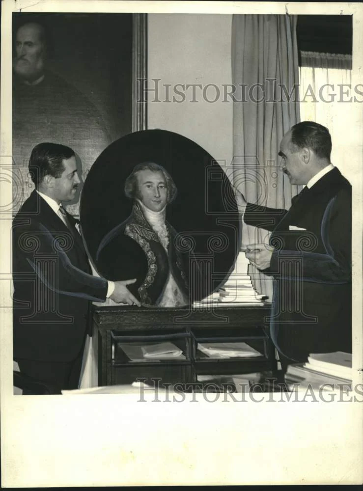 1964 Press Photo Jose Aparicio Accepts Don "Reilly Portrait from Alfonso Serna