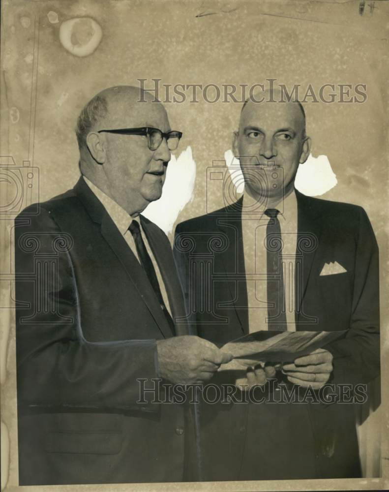 1969 Press Photo Dave L. Pearce with Earl Fontenot Jr. of Sweet Potato Council